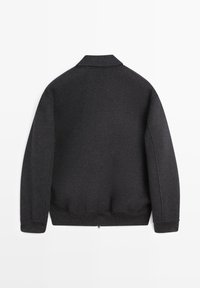 Giacca grigia scura in misto lana con colletto, maniche lunghe e polsini e orlo a costine. Design semplice con una texture liscia.