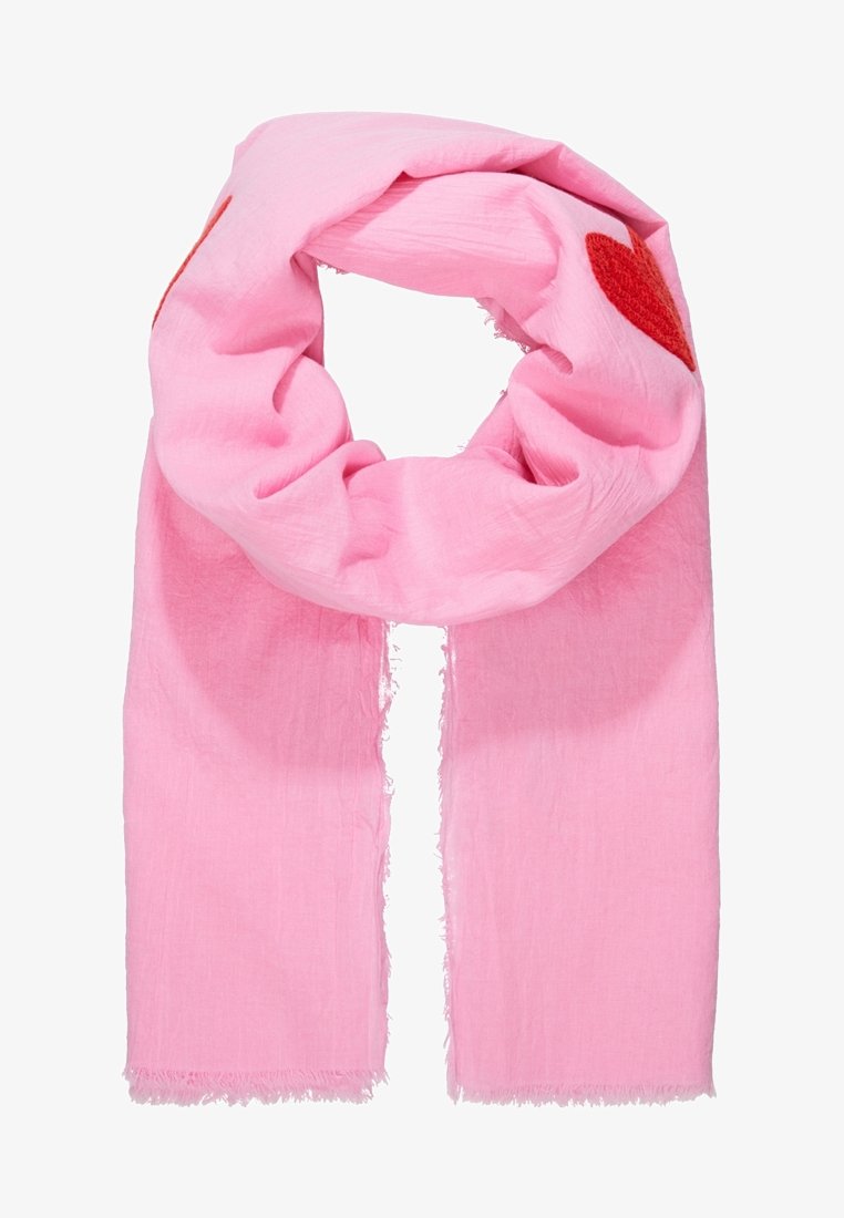Écharpe rose douce avec des bords effilochés et un cœur rouge brodé sur un côté, drapée en boucle lâche.