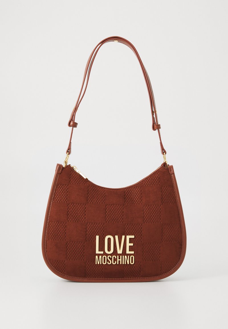 Braune Wildleder-Schultertasche mit Schachbrettmuster, goldener Reißverschluss und goldenem "LOVE MOSCHINO"-Logo auf der Vorderseite, ausgestattet mit verstellbarem Trageriemen.