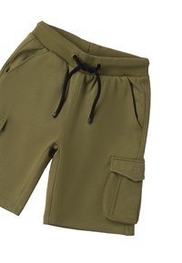 Pantaloni corti verde oliva realizzati in misto cotone, con vita elastica e laccetti neri, tasche laterali e dettagli sulla tasca cargo.