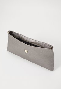 Grau Textil-Clutch mit glatter Oberfläche, ausgestattet mit einem goldenen Druckknopfverschluss und einem Reißverschluss an der Oberseite, der ein schwarzes Innenfutter preisgibt.