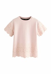 Camiseta de algodón rosa claro con mangas bordadas con borde festoneado y patrones decorativos, con un logo de la marca sutil en el frente.