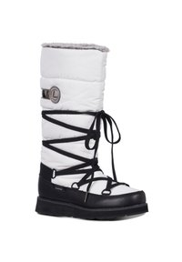 Botte blanche isolée montante avec semelle en caoutchouc noire, lacage contrastant et doublure en fausse fourrure en haut. Présente un logo en métal décoratif.