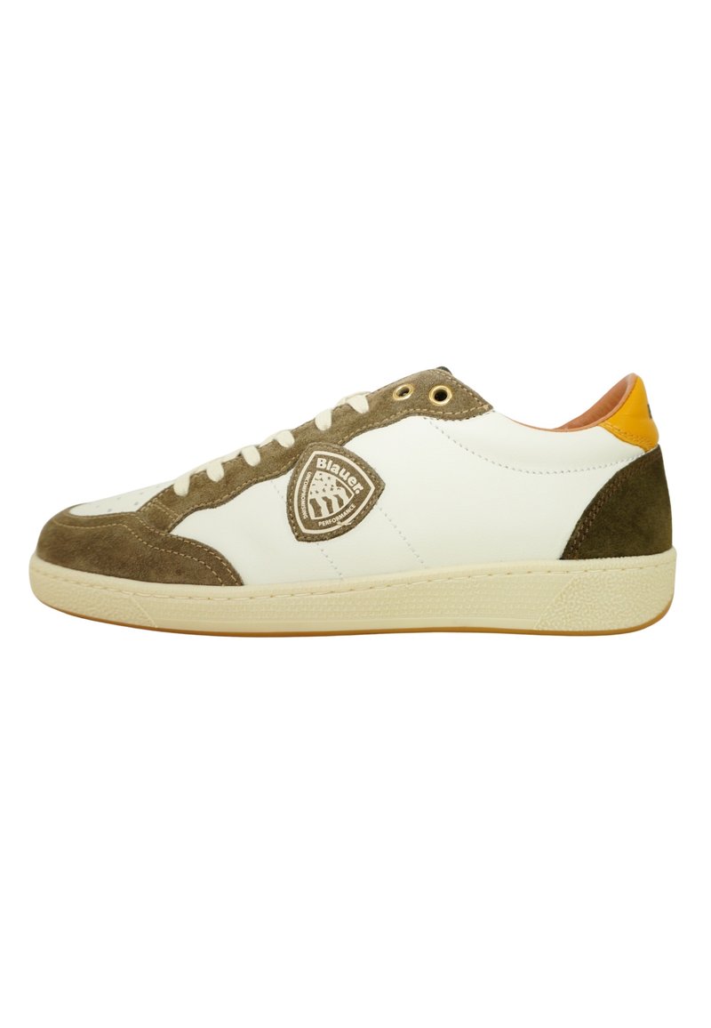 Bőr és velúrból készült sneaker, fehér barna részletekkel, kerek orral, texturált gumitalppal, logóval az oldalon, fűzős kivitelben, párnázott sarokkal.