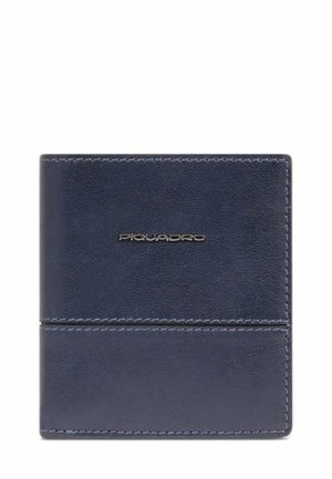 Billetera de cuero azul marino con una textura suave, presenta costuras tonales y un logotipo metálico de "Piquadro" en la parte frontal. Forma rectangular compacta.