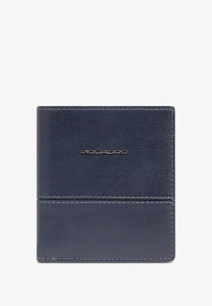 Portafoglio in pelle blu navy con texture liscia, caratterizzato da cuciture tonali e dal logo metallico "Piquadro" sul davanti. Forma rettangolare compatta.