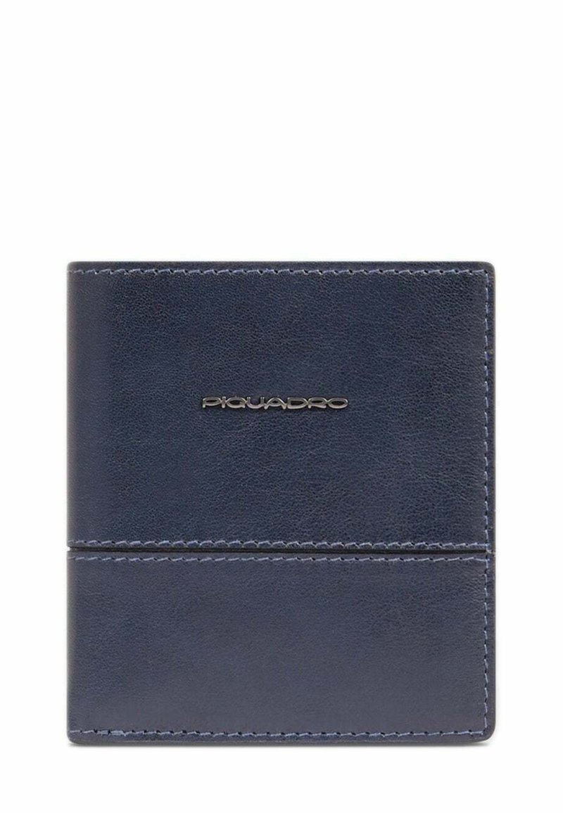 Billetera de cuero azul marino con una textura suave, presenta costuras tonales y un logotipo metálico de "Piquadro" en la parte frontal. Forma rectangular compacta.