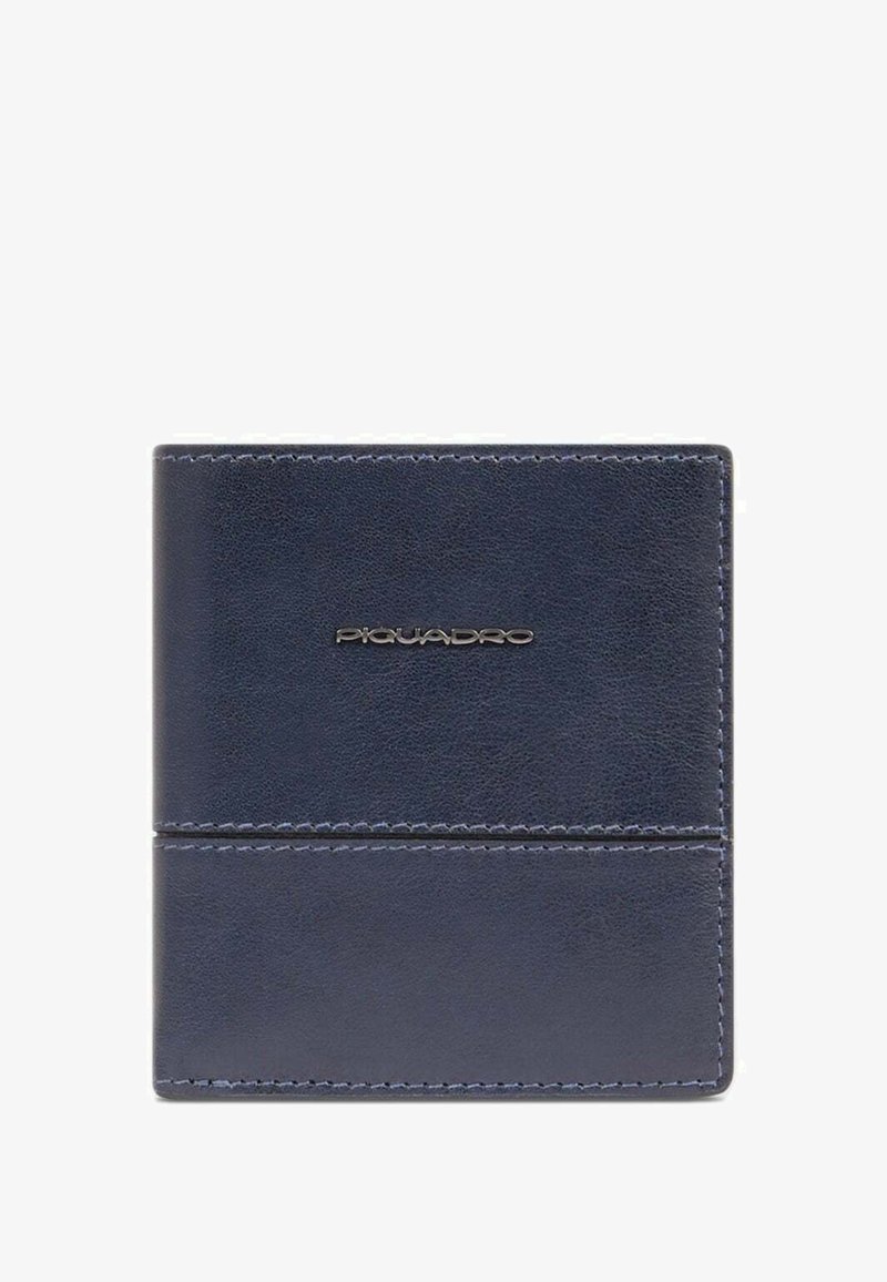Billetera de cuero azul marino con una textura suave, presenta costuras tonales y un logotipo metálico de "Piquadro" en la parte frontal. Forma rectangular compacta.