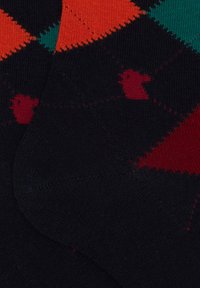 Calzini neri con un motivo a diamante in arancione, verde e rosso, con piccoli motivi di uccelli rossi su tutto il design. Materiale in maglia morbida.