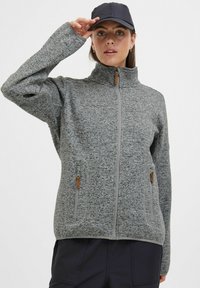 Grau strukturierte Fleecejacke mit hohem Kragen, Frontreißverschluss und seitlichen Taschen, ausgestattet mit kontrastierendem grauem Besatz und holzähnlichen Reißverschluss-Ziehen.