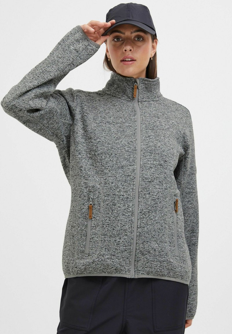 Grau strukturierte Fleecejacke mit hohem Kragen, Frontreißverschluss und seitlichen Taschen, ausgestattet mit kontrastierendem grauem Besatz und holzähnlichen Reißverschluss-Ziehen.