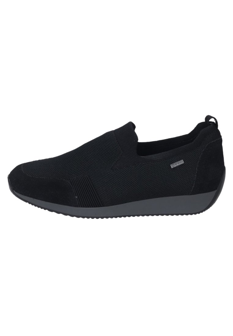 Schwarze Slipper mit einem Obermaterial aus Mesh und Wildlederakzenten. Abgerundete Zehen, strukturierte Seitenpaneele und eine Gummisohle. Keine sichtbaren Schnürsenkel.