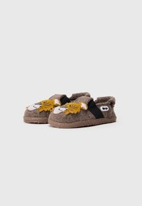 Zapatillas de casa grises con diseño de cara de león en amarillos y blancos. Banda elástica para un ajuste perfecto, suela texturizada para mayor agarre.