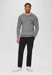 s.Oliver MIT NAHTDETAILS UND LOGO - Strickpullover - graphit