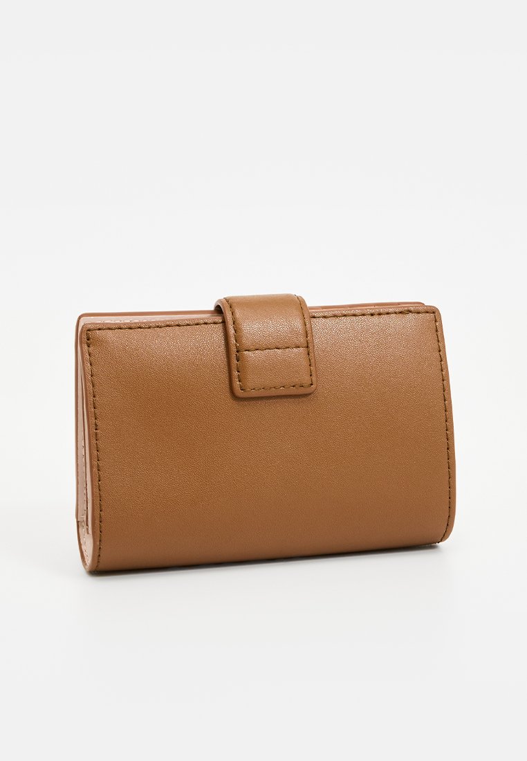 Portefeuille en cuir synthétique marron avec une texture lisse, de forme rectangulaire, et une fermeture à rabat sur le devant. Coutures le long des bords.