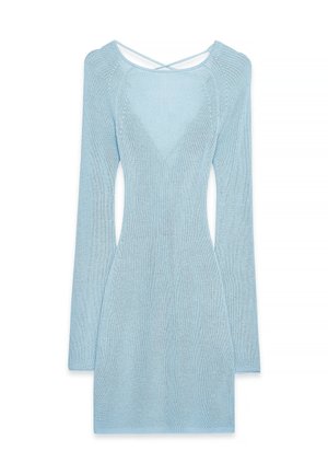 Abito lavorato a maglia blu chiaro con maniche lunghe, scollatura a girocollo e dettagli incrociati sulla schiena. Design aderente con texture a coste.