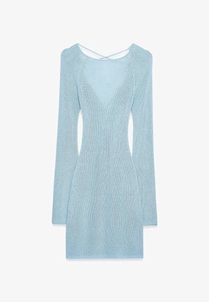 Lichtblauwe gebreide jurk met lange mouwen, ronde halslijn en gekruiste rugdetails. Strak aansluitend ontwerp met geribbelde textuur.