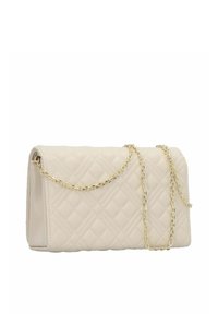 Borsa a tracolla beige trapuntata con catena, forma rettangolare, texture liscia e accenti in hardware dorato.