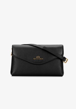 Zwarte leren clutch met een gestructureerde afwerking, met een klepontwerp en gouden accenten. Inclusief een afneembare schouderriem.