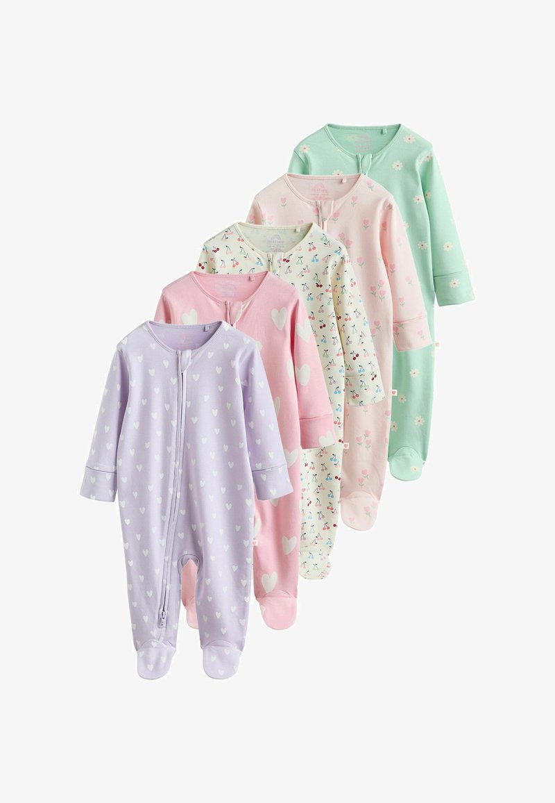 Cinq pyjamas bébé à pieds de couleur pastel en violet, rose, crème, rose clair et vert menthe, ornés de différents motifs de cœurs, cerises et fleurs.