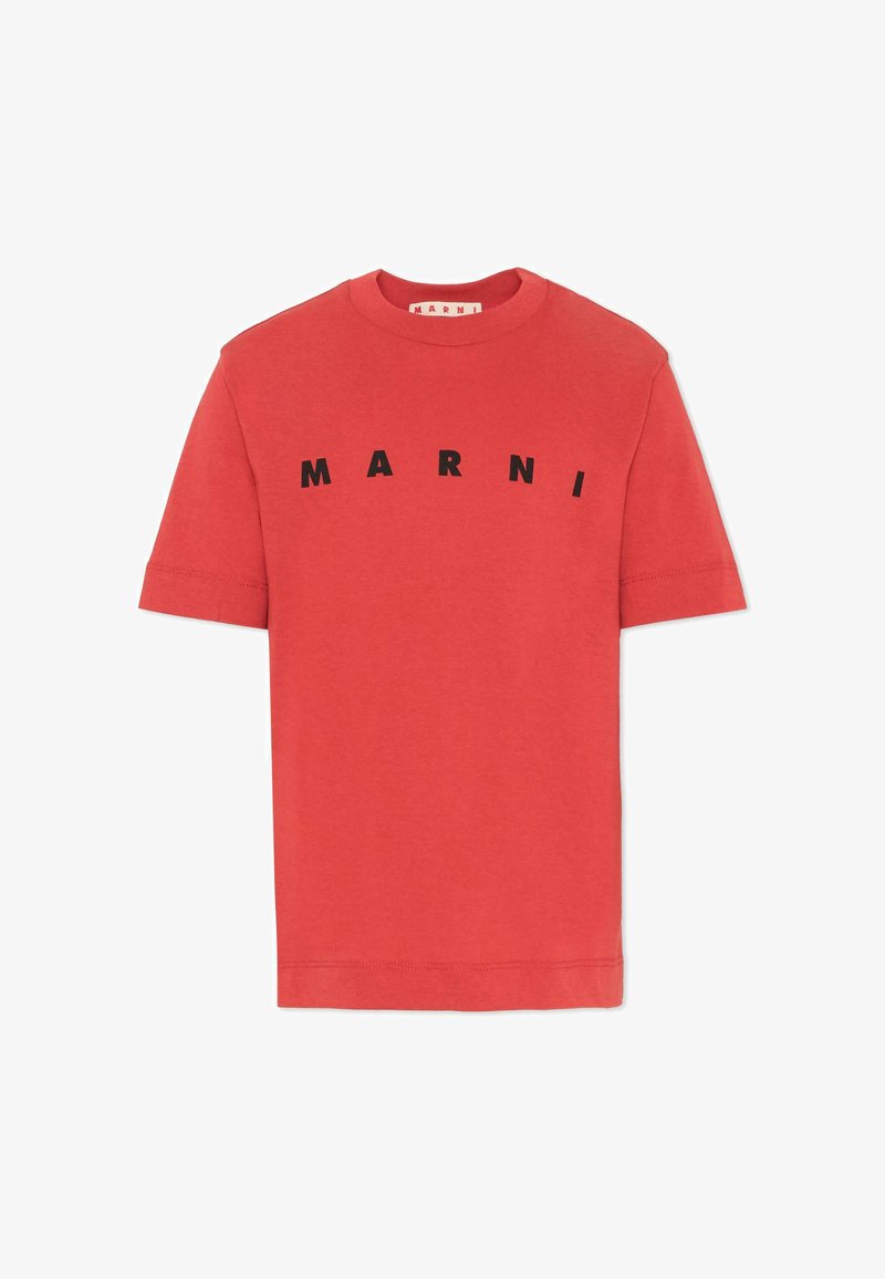 Rood T-shirt met korte mouwen en zwarte hoofdletters "MARNI" centraal op de borst, met een ronde halslijn.