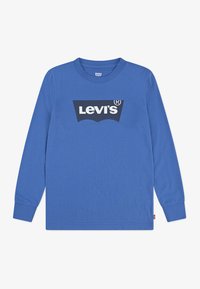 Langärmliges blaues Baumwoll-T-Shirt mit großem schwarz-weißem Levi's-Logo, das zentral auf der Brust platziert ist, und verstärkten Nähten an den Ärmeln.
