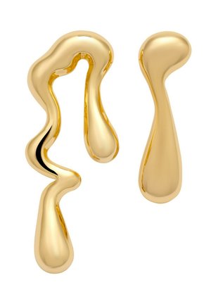 Asymmetrische glänzende goldene Ohrringe mit organischen, fließenden Formen auf weißem Hintergrund.