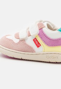 Baskets à velcro en blanc, rose, jaune et violet, composées d'un mélange de matériaux en suède et synthétiques, avec une semelle en caoutchouc texturé.