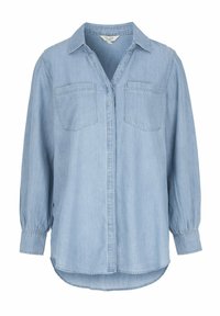 Ljusblå denimskjorta med knappslå framtill, två bröstfickor och långärmar med samlade manschetter. Rundad fåll i botten.