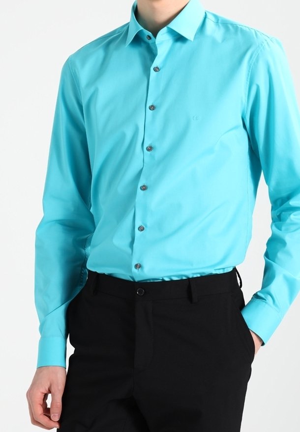 Turkoois overhemd met knopen, met een gladde textuur, lange mouwen en grijze knopen, gecombineerd met zwarte broek.