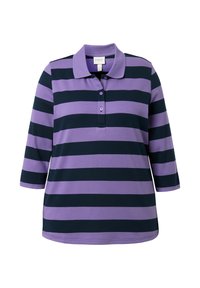 Lilla og marineblåstribet polo med krave, tre-knaps åbning og trekvartærme. Fremstillet af blødt, åndbart stof.