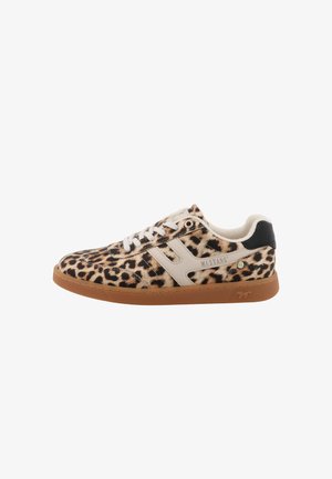Niskie trampki w panterkę z beżowym bocznym logo, białymi sznurowadłami, czarną łatą na pięcie i brązową gumową podeszwą.