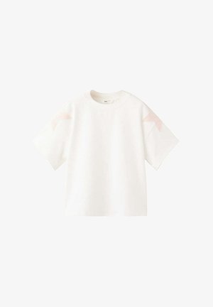 Hvid t-shirt med korte ærmer, rund hals og svage lyserøde stjerne-motiver på begge skuldre.