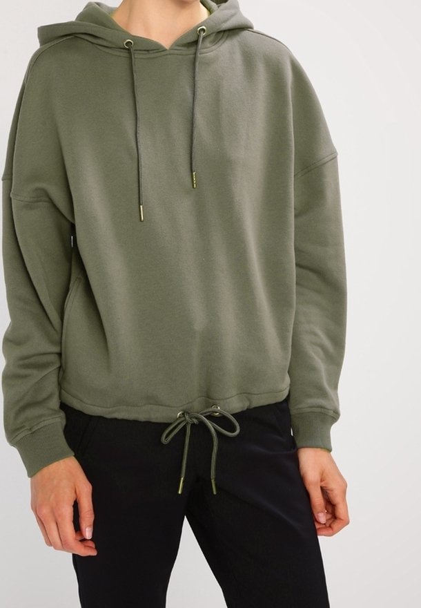 Felpa verde oliva con cappuccio e cordino, vestibilità rilassata e polsini a coste. Texture liscia e vita regolabile per il massimo comfort.