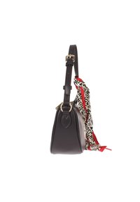 Borsa a tracolla nera in pelle con forma triangolare, tracolla regolabile e una sciarpa decorativa rossa, bianca e nera con motivo testuale.