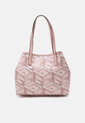 Rosa Tote-Tasche mit doppelten Schulterriemen und einem geometrischen Muster mit dem Guess-Logo in wiederholtem Design, goldener Markenname vorne.