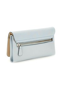 Clutch sintetico azzurro chiaro con finitura testurizzata, dotato di una tasca con zip, cuciture sottili e un design a pieghe.