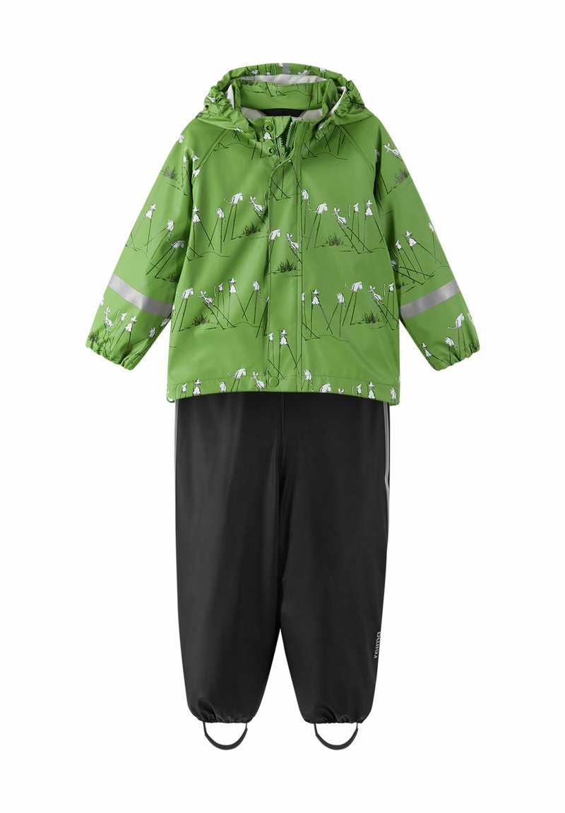 Zielona kurtka przeciwdeszczowa z białym wzorem kwiatowym i odblaskowymi paskami, połączona z czarnymi spodniami wodoodpornymi z elastycznymi mankietami i regulowanymi paskami.