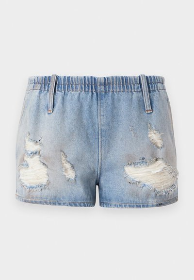 Calções de ganga em azul claro com um cós elástico. Apresentam zonas desgastadas com bordas desfiadas e tamanhos de rasgos variados.