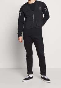 Champion Reverse Weave Liivi - black