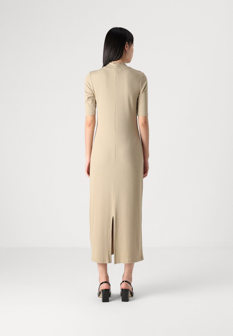 Tommy Hilfiger MIDI DRESS - Denní šaty - sandalwood