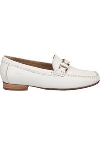 Mocassins en cuir blanc avec des détails cousus et un accent en boucle métallique. Présentent un petit talon en bois et une texture lisse.