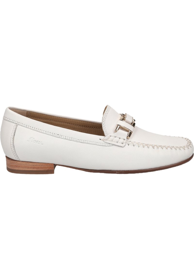 Mocassins en cuir blanc avec des détails cousus et un accent en boucle métallique. Présentent un petit talon en bois et une texture lisse.