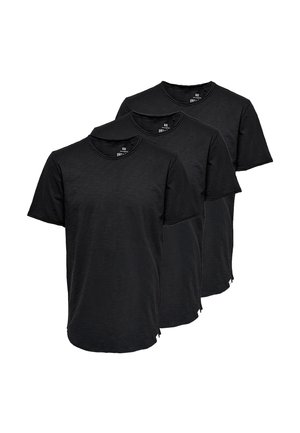Trois t-shirts noirs unis à manches courtes et col rond, disposés en chevauchement sur un fond blanc.
