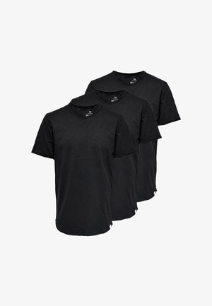 Tre magliette nere semplici a maniche corte con collo rotondo, disposte sovrapposte su uno sfondo bianco.