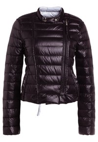 Veste noire brillante matelassée avec fermeture éclair asymétrique à l'avant, col à bouton-pression et manches longues.