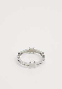 Sølvring med et geometrisk design som har utskårne detaljer og en matt finish. Rund form med distinkte spisse detaljer på ringen.