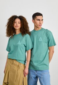 HUF TEE UNISEX - Camiseta estampada - sage