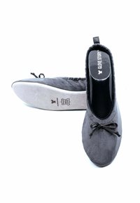 Baskets grises à enfiler avec un extérieur en tissu doux, bout arrondi et un nœud décoratif à l'avant. Semelle extérieure texturée pour une bonne adhérence et un confort optimal.