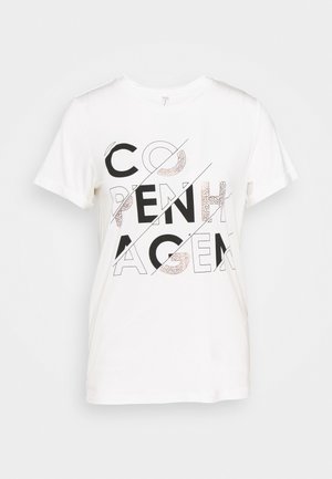 Wit T-shirt met korte mouwen met zwarte en patroonletters die diagonaal over de voorkant "COPENHAGEN" spellen.